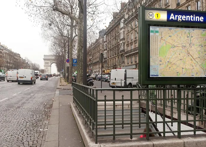 Studette Paris Champs Elysees